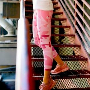 Zyia Pink Camo Pocket Light n Tight Hi-Rise Capris 20” (sz 4)